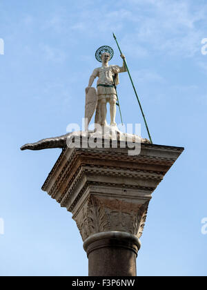 VENEZIA, ITALIA - 05 MAGGIO 2015: Statua di San Teodoro nella colonna occidentale di Piazza San Marco Foto Stock