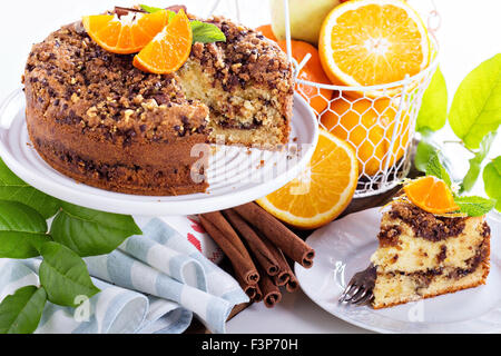 Caffè con torta di arance e noci e cioccolato con crumble topping Foto Stock