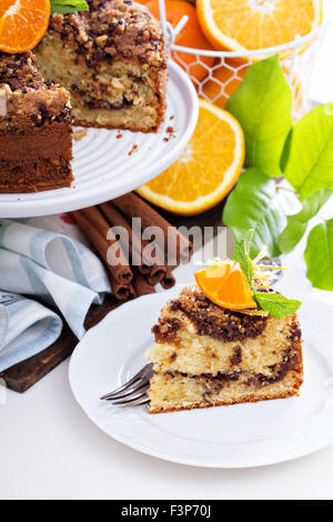 Caffè con torta di arance e noci e cioccolato con crumble topping Foto Stock