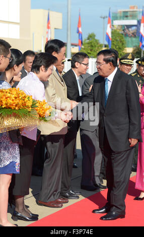 Phnom Penh Cambogia. Undicesimo oct, 2015. Primo ministro cambogiano Hun Sen (R) scuote le mani con Ambasciatore cinese in Cambogia Bu Jianguo prima della sua partenza in Phnom Penh capitale della Cambogia, 11 ott. 2015. Hun Sen sinistra Phnom Penh domenica per una serie di incontri internazionali in Cina Macao e Pechino che si terrà da ottobre 12 a 17, un funzionario detto. Credito: Sovannara/Xinhua/Alamy Live News Foto Stock