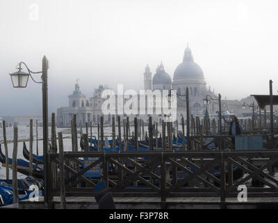 VENEZIA, ITALIA - 05 MAGGIO 2015: Gondola parcheggiata sul Canal Grande, con sullo sfondo la Basilica di Santa Maria della Salute, Venezia Foto Stock