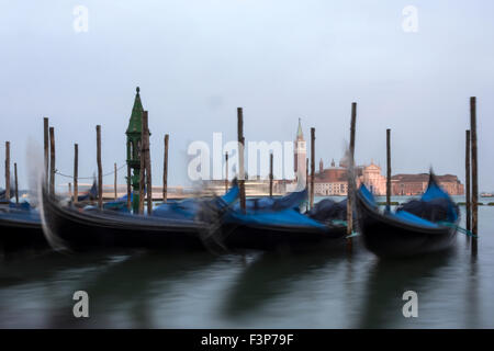 VENEZIA, ITALIA - 05 MAGGIO 2015: Gondola ormeggiata sul Canal Grande con San Giorio maggiore sullo sfondo Foto Stock