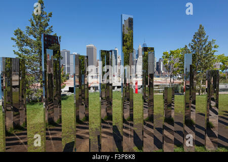 Jeppie Hein specchio di arte a labirinto installazione presso il Ponte di Brooklyn Park, New York, Stati Uniti d'America Foto Stock