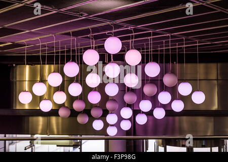 Installazione di lampade rotondo sul soffitto Foto Stock