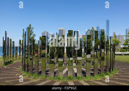 Jeppie Hein specchio di arte a labirinto installazione presso il Ponte di Brooklyn Park, New York, Stati Uniti d'America Foto Stock