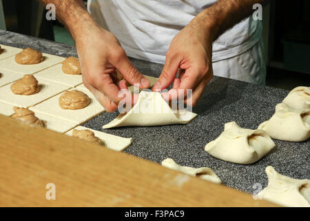 Baker a lavorare in una panetteria Foto Stock