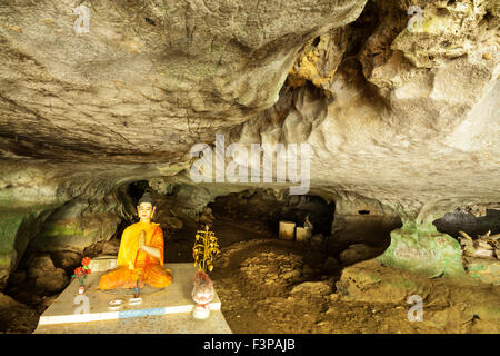 Statua di Buddha in Kampong Trach, Kep - Provincia di Kampot, Cambogia. Foto Stock