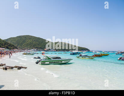 PATTAYA, Tailandia - 31 dicembre 2014: imbarcazione turistica in spiaggia, in Ko Lan ( Larn isola ) su dicembre 31, 2014 in Pattaya, Tailandia Foto Stock