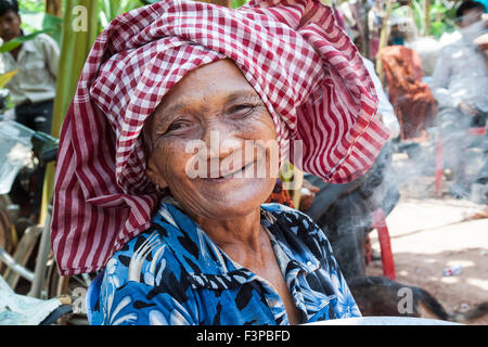 Cambogiano di old Lady godetevi il fumo di sigaretta. Foto Stock