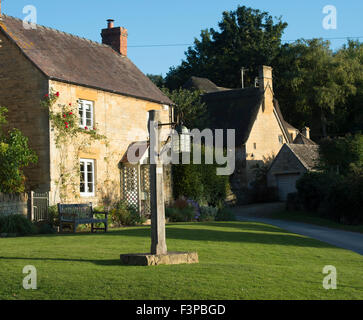 Stott Lanterna. Vecchia strada lampada Stanton village, Cotswolds, Gloucestershire, Inghilterra Foto Stock