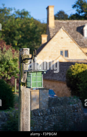 Stott Lanterna. Vecchia strada lampada Stanton village, Cotswolds, Gloucestershire, Inghilterra Foto Stock