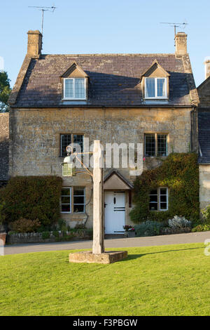 Stott Lanterna. Vecchia strada lampada Stanton village, Cotswolds, Gloucestershire, Inghilterra Foto Stock