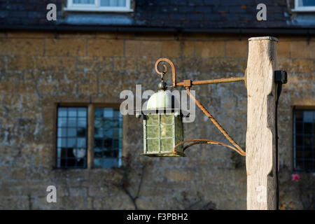 Stott Lanterna. Vecchia strada lampada Stanton village, Cotswolds, Gloucestershire, Inghilterra Foto Stock