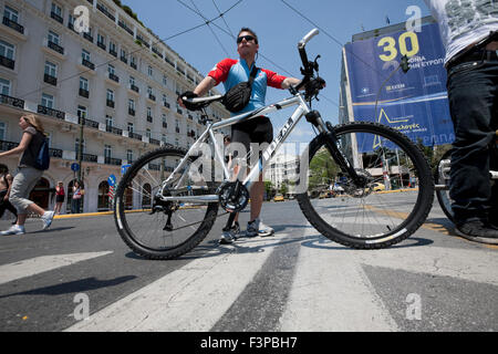 Proprietario di bicicletta blocca le vie centrali sulla Syntagma sq. con la sua moto durante i ciclisti annuale protesta in Atene in Grecia. Foto Stock