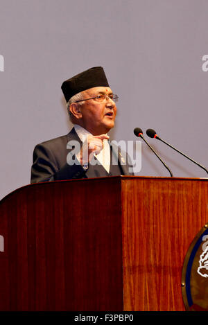 Kathmandu, Nepal. Undicesimo oct, 2015. Il Partito comunista del Nepal (Unified marxisti-leninisti) (CPN-UML) Presidente KP Sharma Oli offre un discorso al Parlamento durante l'elezione a Kathmandu, Nepal, 11 ott. 2015. Il Nepal è ottenere la sua trentottesima Primo Ministro entro le prossime ore. Il processo di voto per l'elezione del paese del primo PM dopo la promulgazione della nuova costituzione è programmata per iniziare alle ore 11.00 presso la Casa del Parlamento nel nuovo Baneshwor della capitale. © Pratap Thapa/Xinhua/Alamy Live News Foto Stock