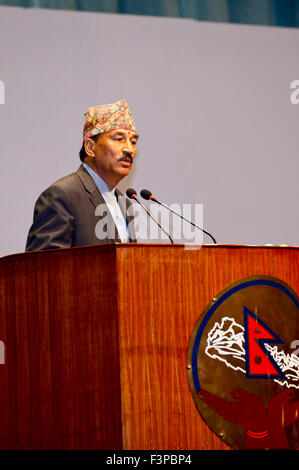 Kathmandu, Nepal. Undicesimo oct, 2015. Kamal Thapa, presidente del Rastriya Prajatantra Party-Nepal, offre un discorso al Parlamento durante l'elezione a Kathmandu, Nepal, 11 ott. 2015. Il Nepal è ottenere la sua trentottesima Primo Ministro entro le prossime ore. Il processo di voto per l'elezione del paese del primo PM dopo la promulgazione della nuova costituzione è programmata per iniziare alle ore 11.00 presso la Casa del Parlamento nel nuovo Baneshwor della capitale. © Pratap Thapa/Xinhua/Alamy Live News Foto Stock