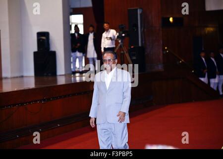 Kathmandu, Nepal. Undicesimo oct, 2015. Regno del partito comunista del Nepal (maoista) Presidente Pushpa Kamal Dahal capi verso il parlamento durante le elezioni in Kathmandu, Nepal, 11 ott. 2015. Il Nepal è ottenere la sua trentottesima Primo Ministro entro le prossime ore. Il processo di voto per l'elezione del paese del primo PM dopo la promulgazione della nuova costituzione è programmata per iniziare alle ore 11.00 presso la Casa del Parlamento nel nuovo Baneshwor della capitale. © Pratap Thapa/Xinhua/Alamy Live News Foto Stock