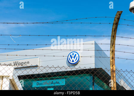 Volkswagen sede in Barcelona protetti da un recinto di sicurezza. Volkswagen è la più grande casa automobilistica tedesca Foto Stock