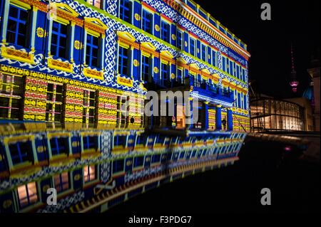 Berlino, Germania. 10 ottobre, 2015. Il Palais am Festungsgraben è accesa durante la festa delle luci, che durerà fino al 18 ottobre, a Berlino, Germania, 10 ottobre 2015. Foto: PAOLO ZINKEN/DPA/Alamy Live News Foto Stock