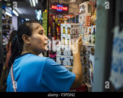 Bangkok, Bangkok, Thailandia. Undicesimo oct, 2015. Una donna per negozi di giocattoli su ciò che Bangkok city il governo sta chiamando l'ultimo giorno per il business in Saphan Lek market. Molti negozi nel mercato sono già chiusi. Venditori ambulanti e mercato illegale i fornitori Saphan Lek area verrà rimosso nelle prossime due settimane come parte di un rinnovamento urbano Progetto coordinato dal Bangkok Metropolitan Administration. Circa 500 fornitori insieme Damrongsathit Bridge, popolarmente noto come Saphan Lek, hanno tempo fino a lunedì, 11 Ottobre a trasferirsi. I fornitori che non spostare saranno sfrattati. Saphan Lek è uno dei numerosi mercati Foto Stock