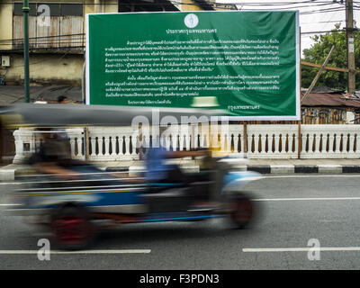 Bangkok, Bangkok, Thailandia. Undicesimo oct, 2015. Un tuk-tuk (tre ruote taxi) passa davanti a un governo posting annunciando la chiusura di Saphan Lek e Saphan Han mercati in Bangkok. I due mercati sono attraversata la strada da ogni altro molti negozi nei mercati sono già chiusi. Venditori ambulanti e mercato illegale i fornitori Saphan Lek e Saphan Han sarà rimosso nelle prossime due settimane come parte di un rinnovamento urbano Progetto coordinato dal Bangkok Metropolitan Administration. Circa 500 fornitori insieme Damrongsathit Bridge, popolarmente noto come Saphan Lek, hanno tempo fino a lunedì, 11 Ottobre a re Foto Stock