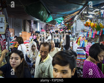 Bangkok, Bangkok, Thailandia. Undicesimo oct, 2015. Gli amanti dello shopping in Saphan Han ottenere sul mercato nell'ultimo giorno di shopping prima che il mercato è chiuso da Bangkok city funzionari. Molti negozi nel mercato sono già chiusi. Venditori ambulanti e mercato illegale i fornitori Saphan Han e Saphan Lek mercati sarà rimosso nelle prossime due settimane come parte di un rinnovamento urbano Progetto coordinato dal Bangkok Metropolitan Administration. Circa 500 fornitori insieme Damrongsathit Bridge, popolarmente noto come Saphan Lek, hanno tempo fino a lunedì, 11 Ottobre a trasferirsi. I fornitori che non spostare saranno sfrattati. Saphan Lek ho Foto Stock