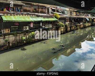 Bangkok, Bangkok, Thailandia. Undicesimo oct, 2015. Una parte di Khlong Ongs Ang. Saphan Lek e Saphan Han sono mercati che sono cresciuti su ponti sul khlong (canale). Bangkok city di governo è la chiusura dei mercati come una parte di un rinnovamento urbano Progetto coordinato dal Bangkok Metropolitan Administration. Circa 500 fornitori insieme Damrongsathit Bridge, popolarmente noto come Saphan Lek, hanno tempo fino a lunedì, 11 Ottobre a trasferirsi. I fornitori che non spostare saranno sfrattati. Saphan Lek è uno dei numerosi mercati di strada e le aree distributrice essendo chiuso a Bangkok di quest'anno. Il mercato è noto per giocattolo e sost. Foto Stock