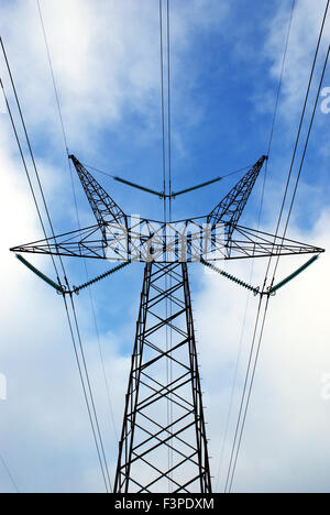 Le linee elettriche in alta tensione a torre di cablaggio Foto Stock