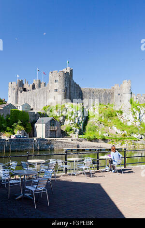 Il XII secolo il castello di Pembroke, Pembrokeshire, Wales, Regno Unito Foto Stock