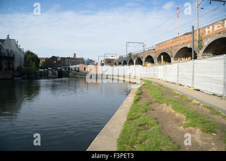 Ottobre 2015: Hawley bacino, vicino a Camden Lock market sul Regent's Canal che mostra la costruzione di Camden Lock Village dal gruppo MACE per proprietari Labtech Foto Stock