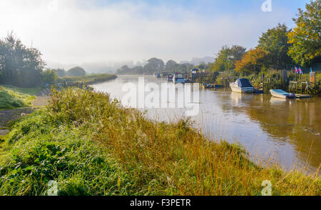 La mattina presto in autunno presso il fiume Arun in Arundel, West Sussex, in Inghilterra, Regno Unito. Paesaggio autunnale e vista sul fiume. Foto Stock