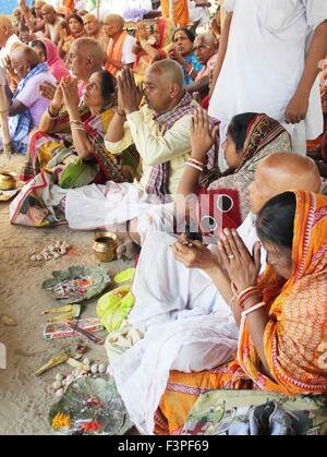 India. Undicesimo oct, 2015. Devoti indù eseguire 'Pind Daan' Tarpan un rituale Pitra visarjan per la pace delle anime degli antenati durante l ultimo giorno di Pitru Paksha, a Sangam. Credito: Amar profondi/Pacific Press/Alamy Live News Foto Stock