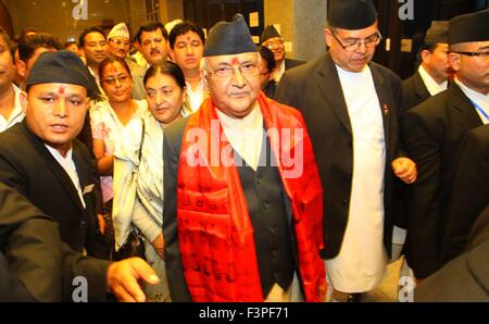 Kathmandu, Nepal. Undicesimo oct, 2015. Il Nepal il neo eletto primo ministro Khadga Prashad Oli (2a L, anteriore) è visto dopo la sua elezione al Parlamento a Kathmandu, Nepal, 11 ott. 2015. Presidente del Partito comunista del Nepal (Unified marxisti-leninisti) (CPN-UML) Khadga Prashad Oli, noto anche come KP Oli è stata eletta come la trentottesima primo ministro del Nepal. © Sunil Sharma/Xinhua/Alamy Live News Foto Stock