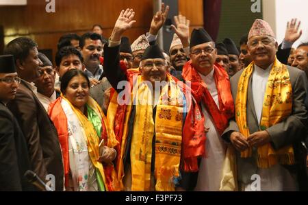 Kathmandu, Nepal. Undicesimo oct, 2015. Il Nepal il neo eletto primo ministro Khadga Prashad Oli (terza R, anteriore) onde ai suoi sostenitori dopo l elezione al Parlamento a Kathmandu, Nepal, 11 ott. 2015. Presidente del Partito comunista del Nepal (Unified marxisti-leninisti) (CPN-UML) Khadga Prashad Oli, noto anche come KP Oli è stata eletta come la trentottesima primo ministro del Nepal. © Sunil Sharma/Xinhua/Alamy Live News Foto Stock