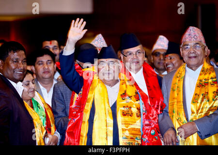 Kathmandu, Nepal. Undicesimo oct, 2015. Il Nepal il neo eletto primo ministro Khadga Prashad Oli (C) anteriore onde mani dopo l elezione a Kathmandu, Nepal, 11 ott. 2015. Presidente del Partito comunista del Nepal (Unified marxisti-leninisti) (CPN-UML) Khadga Prashad Oli, noto anche come KP Oli è stata eletta come la trentottesima primo ministro del Nepal. © Pratap Thapa/Xinhua/Alamy Live News Foto Stock