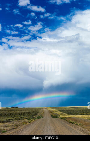 Rainbow su strada sterrata fuori la Highway 789 vicino a Creston Junction; sud Wyoming centrale; USA Foto Stock