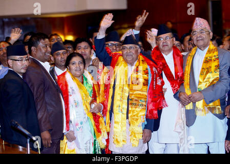 (151011) -- Kathmandu, 11 ott. 2015 (Xinhua) -- il Nepal il neo eletto primo ministro Khadga Prashad Oli (terza R, anteriore) onde mani dopo l elezione a Kathmandu, Nepal, 11 ott. 2015. Presidente del Partito comunista del Nepal (Unified marxisti-leninisti) (CPN-UML) Khadga Prashad Oli, noto anche come KP Oli è stata eletta come la trentottesima primo ministro del Nepal. (Xinhua/Pratap Thapa) Foto Stock