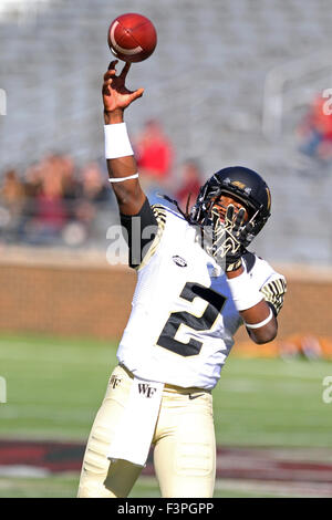 Ottobre 10, 2015; Chestnut Hill, MA, USA; Wake Forest Demon diaconi quarterback Kendall Hinton (2) si riscalda prima di NCAA Football gioco tra il Boston College Eagles e Wake Forest Demon diaconi a Alumni Stadium. Wake Forest ha sconfitto il Boston College 3-0. Anthony Nesmith/Cal Sport Media Foto Stock