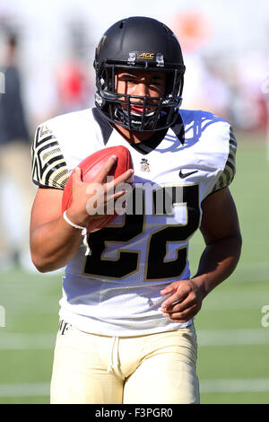 Ottobre 10, 2015; Chestnut Hill, MA, USA; Wake Forest Demon diaconi running back Matt Colburn (22) si riscalda prima di NCAA Football gioco tra il Boston College Eagles e Wake Forest Demon diaconi a Alumni Stadium. Wake Forest ha sconfitto il Boston College 3-0. Anthony Nesmith/Cal Sport Media Foto Stock