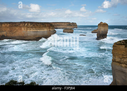 La costa frastagliata accanto al Great Ocean Road, Southern Victoria, Australia Foto Stock