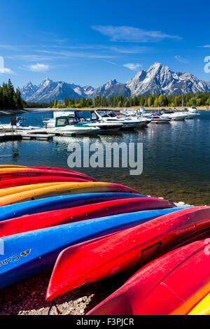 Gamma Teton; barche colorate; Colter Bay Marina; il lago Jackson; il Parco Nazionale del Grand Teton; Wyoming; USA Foto Stock