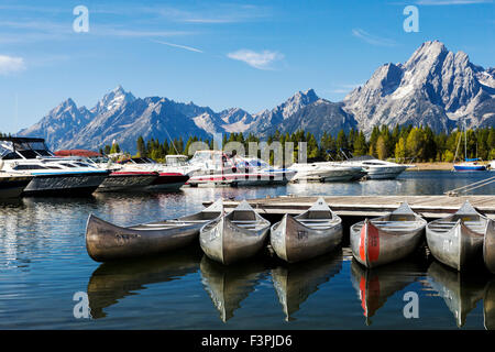 Gamma Teton; barche colorate; Colter Bay Marina; il lago Jackson; il Parco Nazionale del Grand Teton; Wyoming; USA Foto Stock