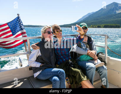 Famiglia tenendo selfie immagine su barche turistiche; il lago Jackson; il Parco Nazionale del Grand Teton; Wyoming; USA Foto Stock