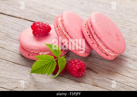 Rosa lampone macaron cookie sul tavolo di legno sfondo Foto Stock