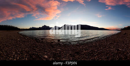 Ampia vista panorama al tramonto vista di Teton Range; lago Jackson; il Parco Nazionale del Grand Teton; Wyoming; USA Foto Stock