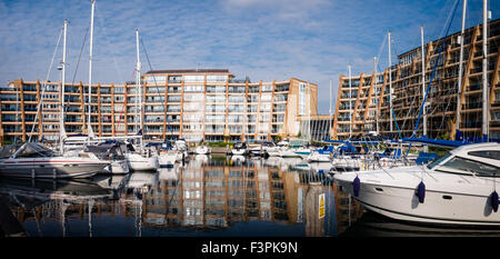 Una vista generale del waterside apartments presso la marina in Port Solent in Portsmouth, Regno Unito Foto Stock