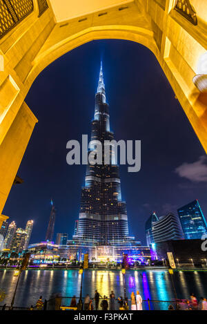 DUBAI, Emirati Arabi Uniti - 10 febbraio: Burj Khalifa facciata su 10 Febbraio 2014 a Dubai, UAE. Il Burj Khalifa è un edificio più alto al mondo Foto Stock