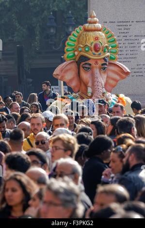 Ganesha statua durante il Diwali celebrazioni a Trafalgar Square, Londra England Regno Unito Regno Unito Foto Stock