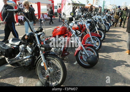 Madeira Drive, Brighton, East Sussex, Regno Unito. Motociclette Harley Davidson parcheggiate lungo il lungomare di Brighton a Brightona 2015. 11th ottobre 2015 Foto Stock