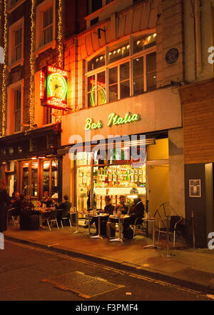 Attrazione turistica e tradizionale caffetteria italiana. Bar Italia, Frith Street, Soho, Londra, Inghilterra, REGNO UNITO Foto Stock